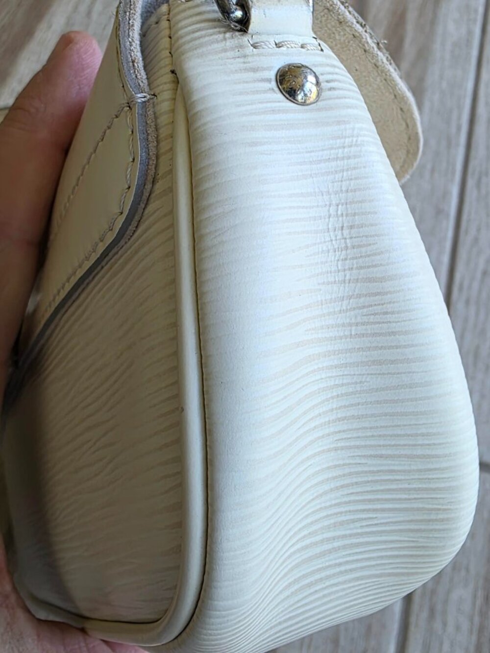 Louis Vuitton Montaigne Ivory Epi Leather Pouchette MiniBag - Picture 13 of 13
